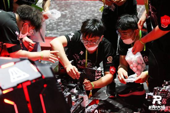 bevictor伟德国际1946参加全国大学生机器人大赛斩获佳绩